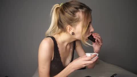 Snapshot of radioskvirt chatting on September 28, 2025, 4:34 pm Sara online show from September 28, 2025, 4:34 pm