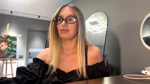 Mila online show from February 3, 2026, 2:33 pm