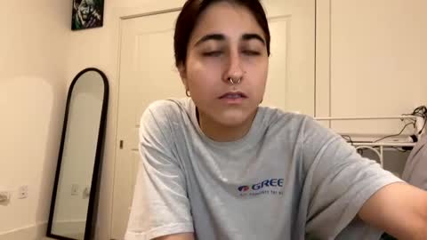 Snapshot of raiyvyn chatting on December 19, 2024, 3:51 am Ray Ray online show from December 19, 2024, 3:51 am