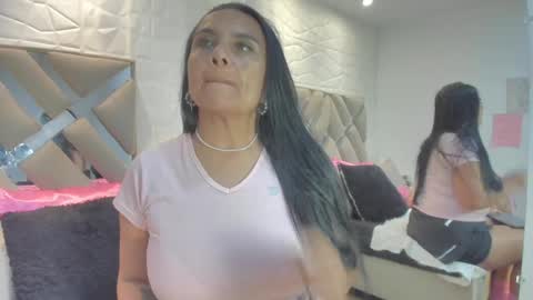 Raquel Moore  online show from February 7, 2026, 4:11 pm