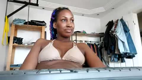 Snapshot of ravenbby chatting on July 19, 2026, 3:43 am ravenbby online show from July 19, 2026, 3:43 am