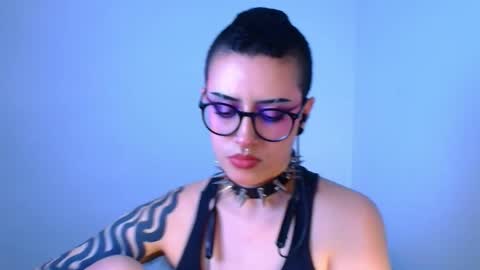 ravendarkness_ online show from April 23, 2026, 6:58 am