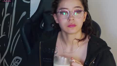 Snapshot of ravennmoonn chatting on October 11, 2025, 10:19 pm Raven online show from October 11, 2025, 10:19 pm