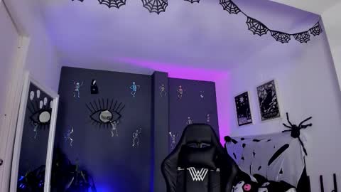 Raven Witch online show from October 29, 2025, 9:16 pm