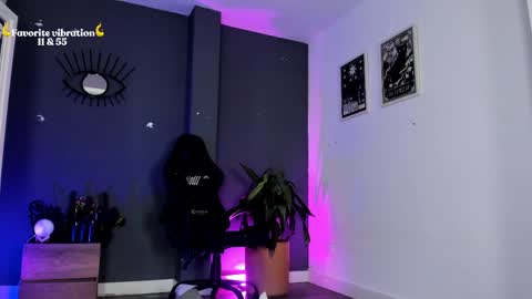 Snapshot of ravenwitch_ chatting on April 16, 2026, 9:39 pm Raven Witch online show from April 16, 2026, 9:39 pm