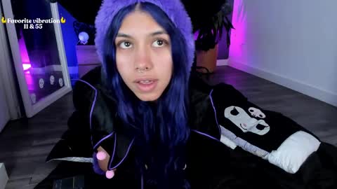 Snapshot of ravenwitch_ chatting on April 23, 2026, 7:49 pm Raven Witch online show from April 23, 2026, 7:49 pm