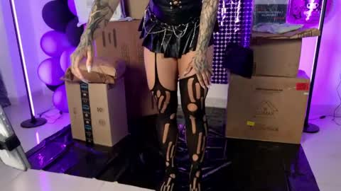 Snapshot of ravenwitch_ chatting on April 30, 2026, 6:47 pm Raven Witch online show from April 30, 2026, 6:47 pm
