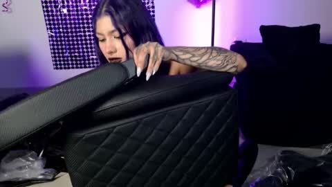 Snapshot of ravenwitch_ chatting on April 30, 2026, 8:57 pm Raven Witch online show from April 30, 2026, 8:57 pm