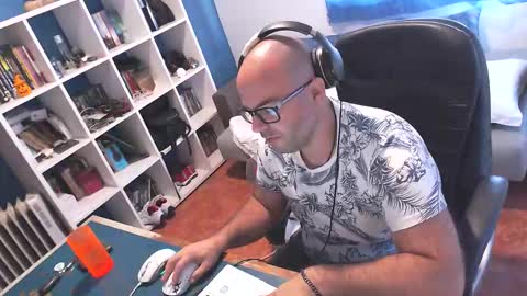 ravingr3d3 online show from October 10, 2025, 8:13 am