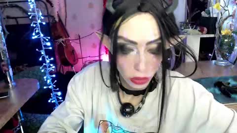 Snapshot of raziel_haze chatting on December 3, 2024, 11:01 am Yrriel Strife Candy-Demon Caveboy mr. Cringe online show from December 3, 2024, 11:01 am