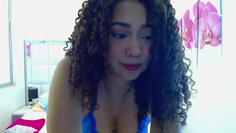 Snapshot of rebecca_mils chatting on October 31, 2025, 11:44 am R E B E C A online show from October 31, 2025, 11:44 am