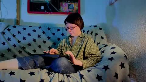 Lara online show from October 18, 2025, 5:57 pm