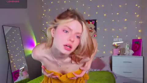 Snapshot of red__candy chatting on April 24, 2026, 1:24 pm red__candy online show from April 24, 2026, 1:24 pm