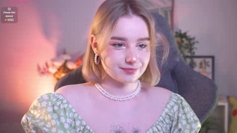 QUEEN OF EVIL online show from December 26, 2024, 8:42 pm