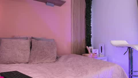 Stefany    online show from February 24, 2025, 5:31 pm