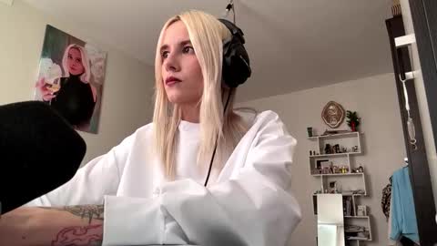 Lina online show from October 13, 2025, 9:42 am