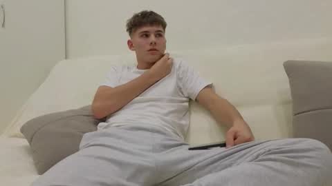 Snapshot of reeves_bae chatting on November 24, 2025, 5:56 pm Alex online show from November 24, 2025, 5:56 pm