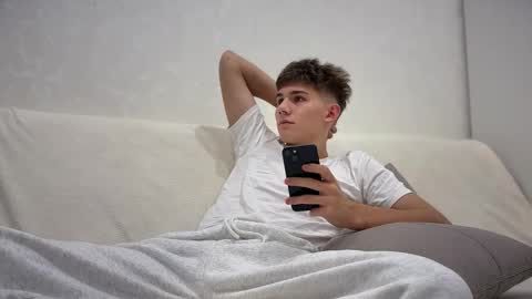 Snapshot of reeves_bae chatting on November 25, 2025, 3:34 pm Alex online show from November 25, 2025, 3:34 pm