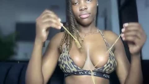 Snapshot of reina77xo chatting on July 25, 2026, 3:31 pm reina77xo online show from July 25, 2026, 3:31 pm