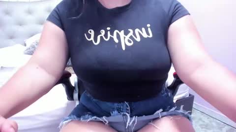 reina_loren online show from March 12, 2025, 11:12 pm