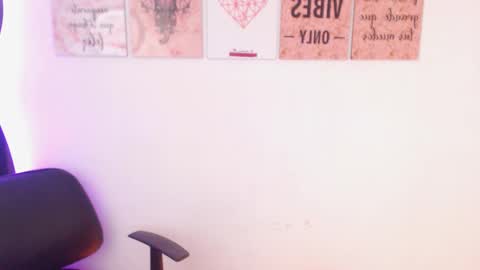 Snapshot of renata_ruiz chatting on February 21, 2025, 3:23 am online show from February 21, 2025, 3:23 am