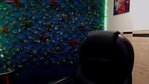 R E N E  online show from February 5, 2025, 4:16 am