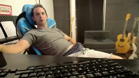 Snapshot of renzorrock chatting on January 12, 2025, 1:27 pm Rock Star online show from January 12, 2025, 1:27 pm