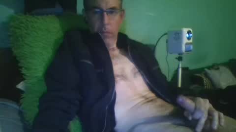 reyes_albert2006 online show from December 21, 2025, 12:45 pm