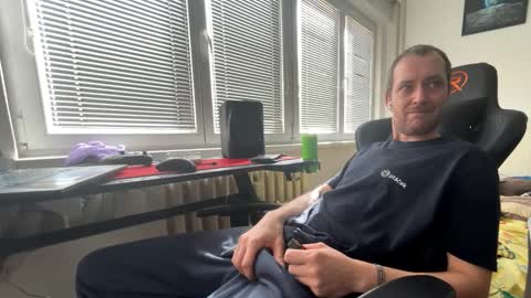 ricciardio online show from October 25, 2025, 11:07 am