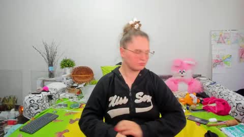 Anna - not anna - right Anna  online show from April 26, 2026, 12:14 pm