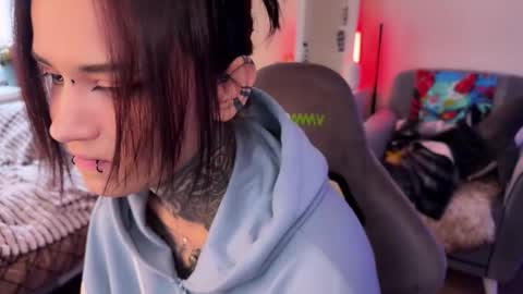   DianaBrite            fansl y online show from December 5, 2025, 11:19 am