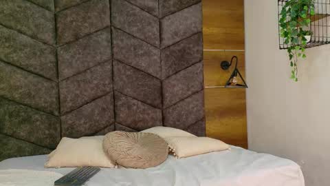 RIRI  online show from December 1, 2025, 8:14 pm