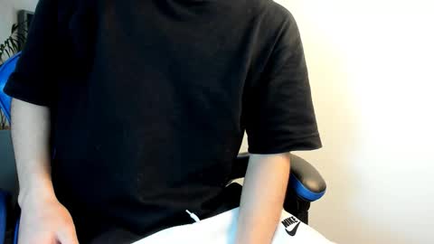 Roan Birkin online show from November 30, 2025, 7:18 pm