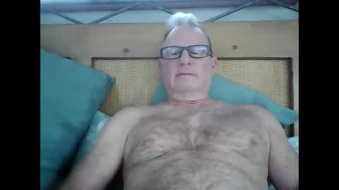 robo0000 online show from December 1, 2025, 4:23 pm
