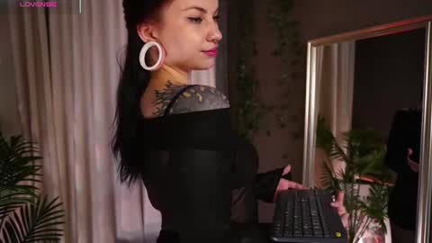 Roxy online show from June 15, 2026, 8:33 pm
