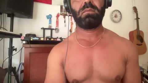 rodrigo232426 online show from April 17, 2026, 9:40 pm