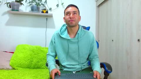 Snapshot of rolos_hot32 chatting on January 8, 2026, 2:41 pm rolos_hot32 online show from January 8, 2026, 2:41 pm