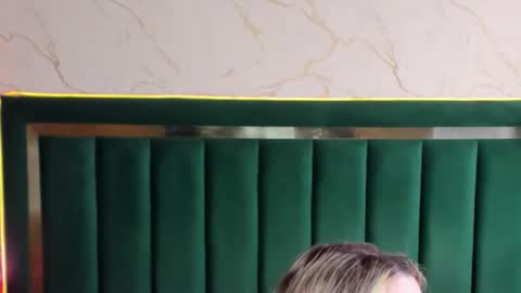 Chloe online show from November 20, 2025, 9:53 am