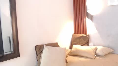 rose_crimson online show from December 15, 2025, 11:42 pm