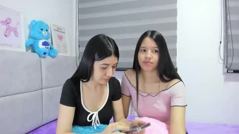 Snapshot of roseandmiah chatting on September 19, 2025, 5:42 am Rose y Miah online show from September 19, 2025, 5:42 am