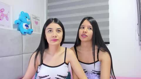 Snapshot of roseandmiah chatting on October 19, 2025, 4:35 am Rose y Miah online show from October 19, 2025, 4:35 am