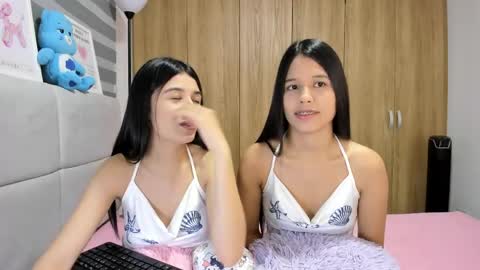 Snapshot of roseandmiah chatting on April 22, 2026, 2:36 am Rose y Miah online show from April 22, 2026, 2:36 am