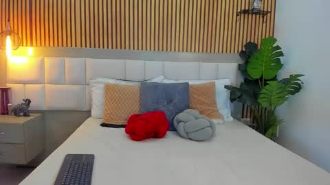 roseaurora online show from November 7, 2025, 12:49 pm