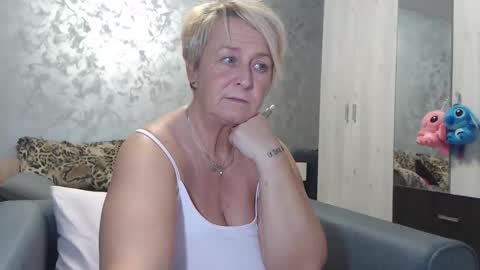 Snapshot of roses_and_lillies chatting on October 27, 2025, 6:01 pm Lovepinklilly online show from October 27, 2025, 6:01 pm