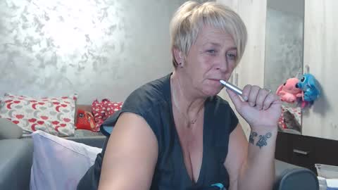 Snapshot of roses_and_lillies chatting on October 28, 2025, 5:04 pm Lovepinklilly online show from October 28, 2025, 5:04 pm