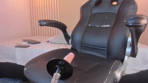 Snapshot of rossvega_ chatting on November 11, 2025, 10:43 pm Ross online show from November 11, 2025, 10:43 pm