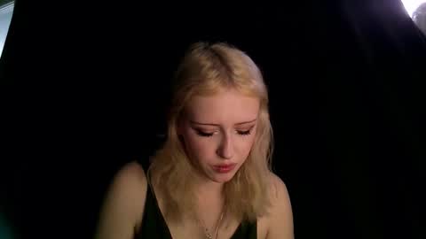 rosy_petal online show from October 13, 2025, 1:33 pm