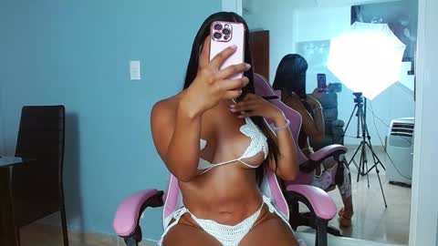 Snapshot of rousebonnett chatting on February 1, 2025, 11:48 pm ROUSE online show from February 1, 2025, 11:48 pm