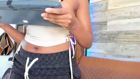 Snapshot of rouselux chatting on February 25, 2026, 3:43 pm rouselux online show from February 25, 2026, 3:43 pm