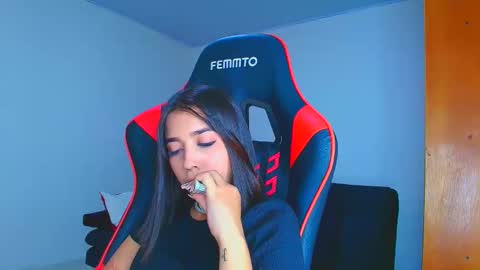 rousse_violet online show from December 1, 2025, 8:58 pm